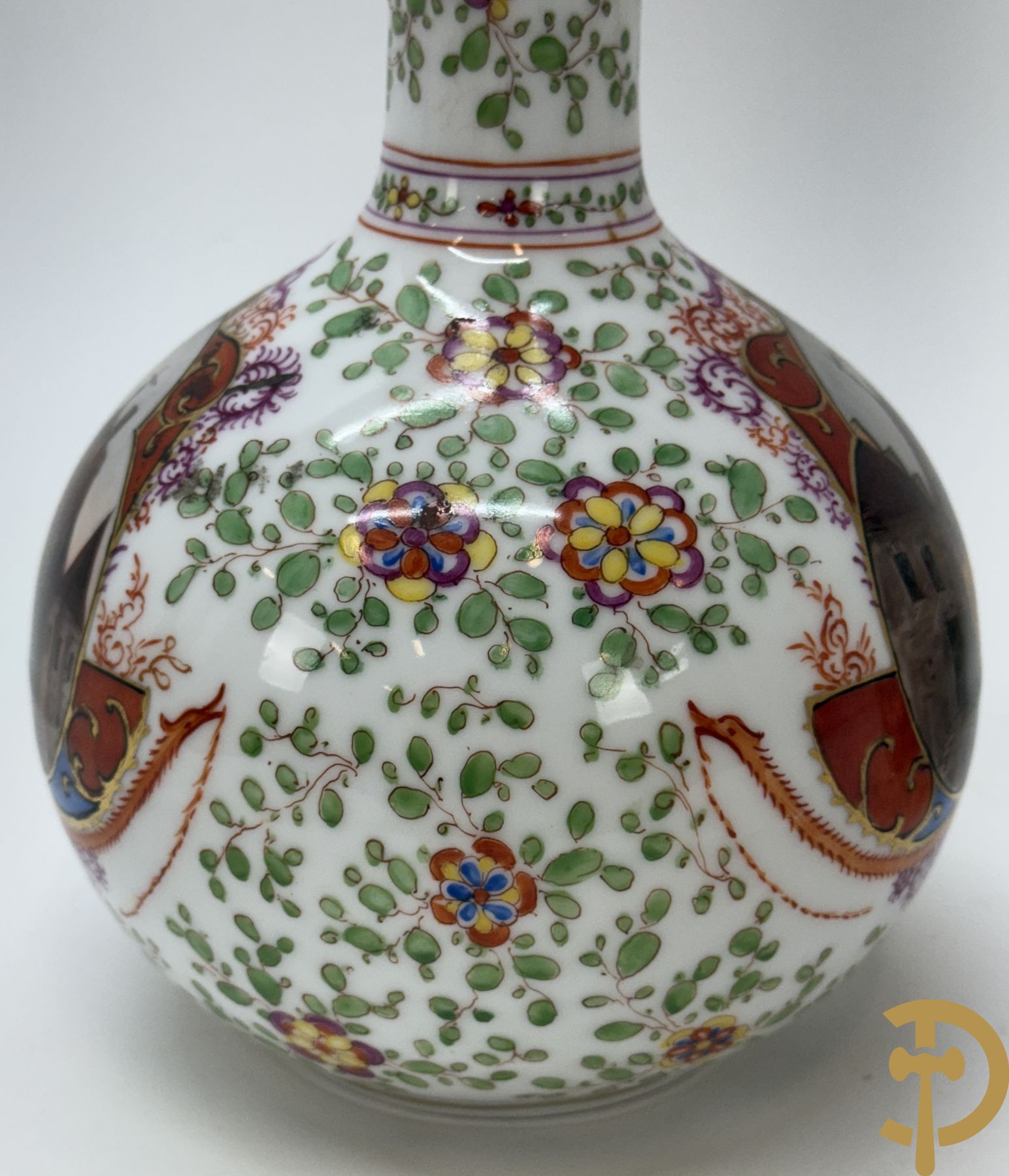 Paar kalebasvormige porseleienen vazen met antieke havenzichten + porseleinen vaasje met havenscènes, onderaan gemerkt