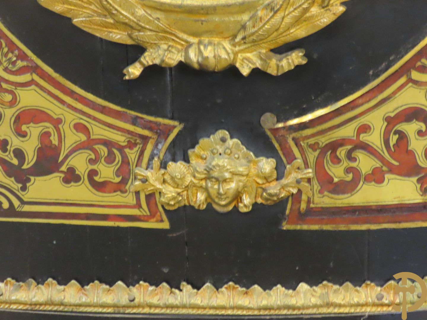 Napoleon III dressoir, centraal met bronnen plakkette omgeven door Louis XVI strik, met 2 zijdelingse vitrines met gebogen glas - stijlen bezet met bronzen dameshoofden