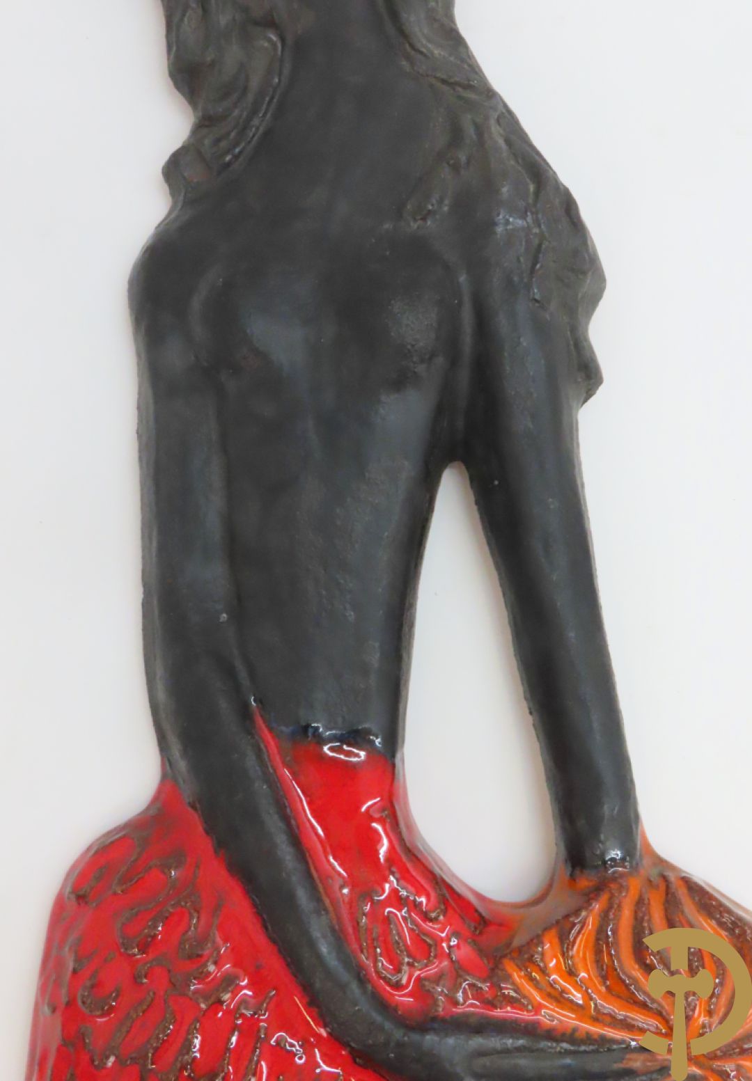 Zes vintage keramiek sculpturen w.o. zeemeermin van Amphora, keramieken vis, plakkette van doedelzakspeler, groepje met 5 kindjes, bord RP gemerkt en basrelief met vissen Vermeire P.