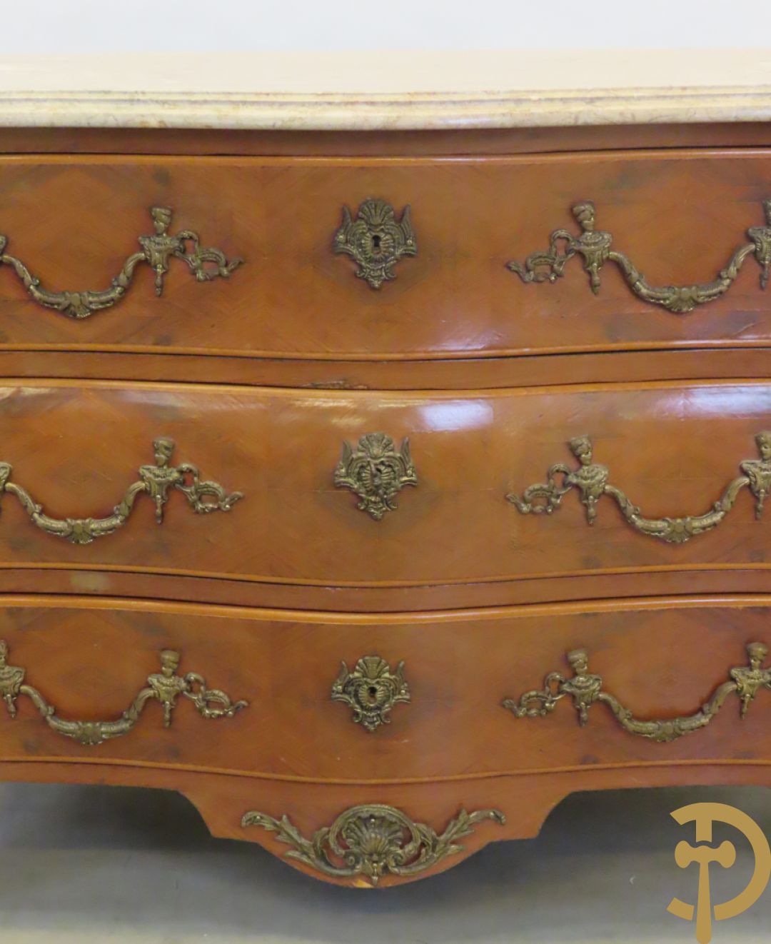 Notelaren gebombeerde drieladencommode met bronsbeslag en mazarinkoppen opzij - bovenaan met marmeren blad