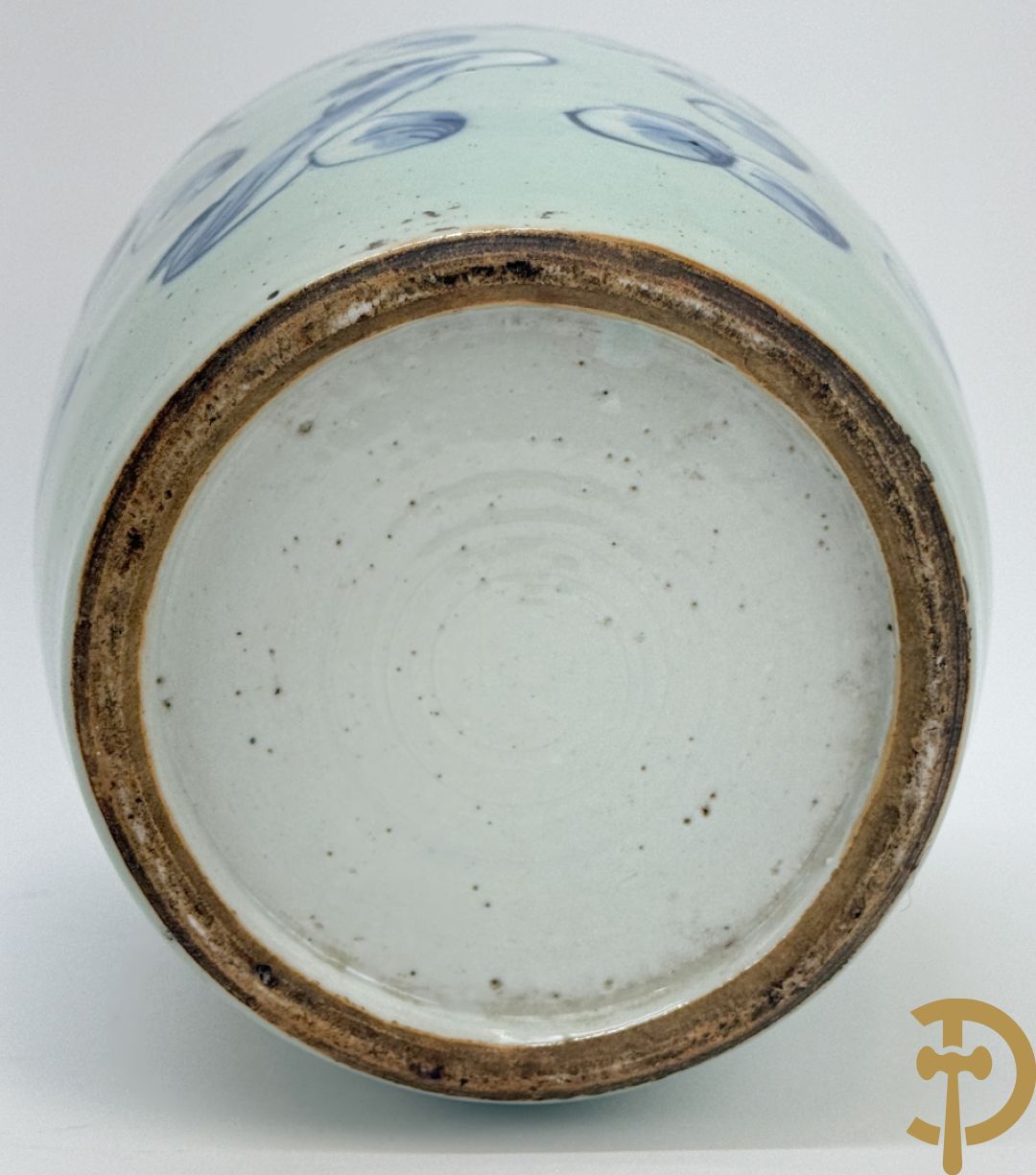 Chinese blauw/wit dekselpotiche met wijsgeer en dansende personages