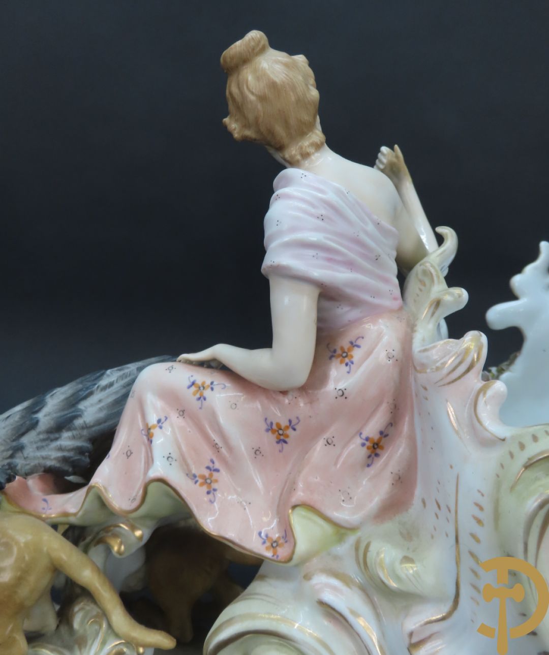 Meerkleurige porseleinen sierwagen slede met 3 dames voortgetrokken door 3 honden, onderaan gemerkt