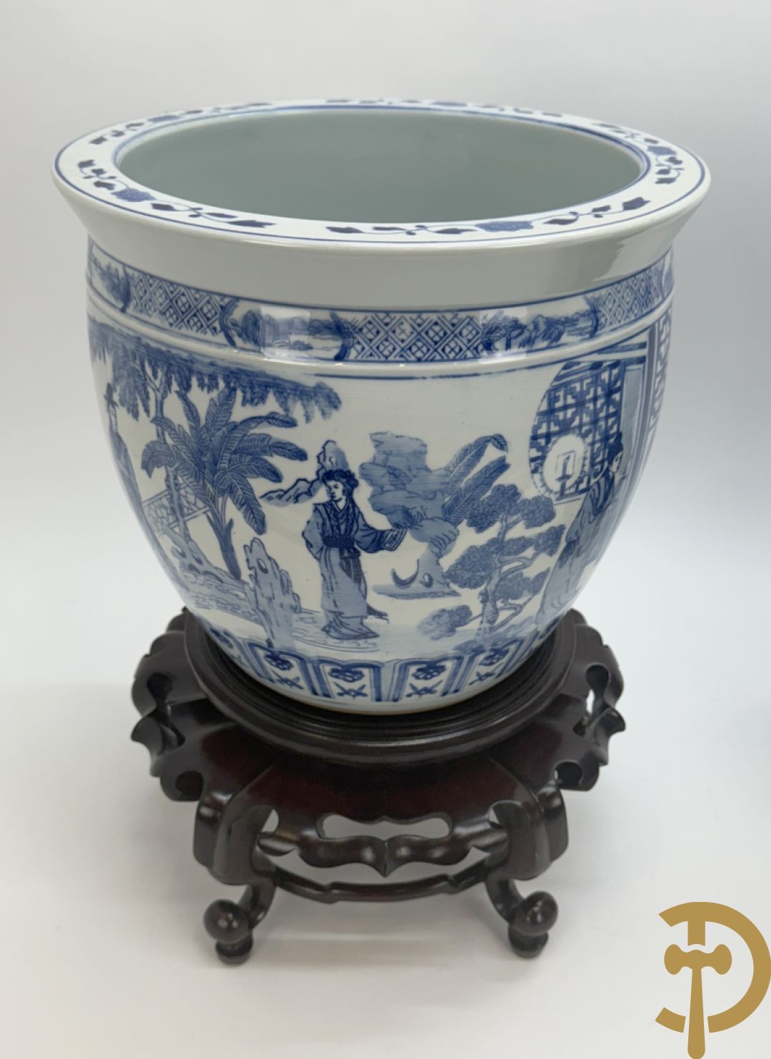 Twee blauw/witte cachepots met geanimeerd landschapsdecor op houten sokkels