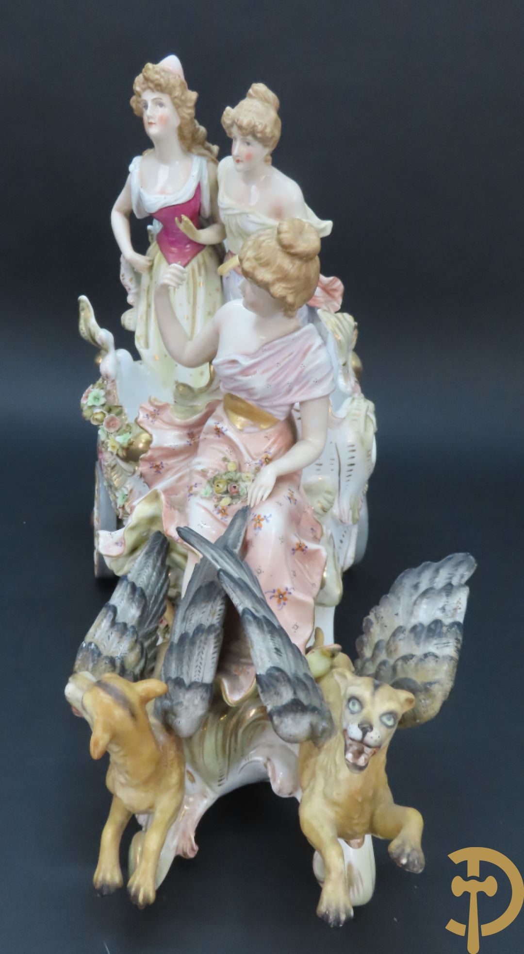 Meerkleurige porseleinen sierwagen slede met 3 dames voortgetrokken door 3 honden, onderaan gemerkt