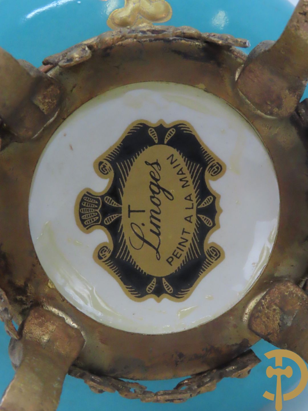 Driearmige porseleinen kandelaar met bloemenmotieven, onderaan gemerkt Plaue + porseleinen coupe Plaue + Limoges schenkkan met bloemendecor