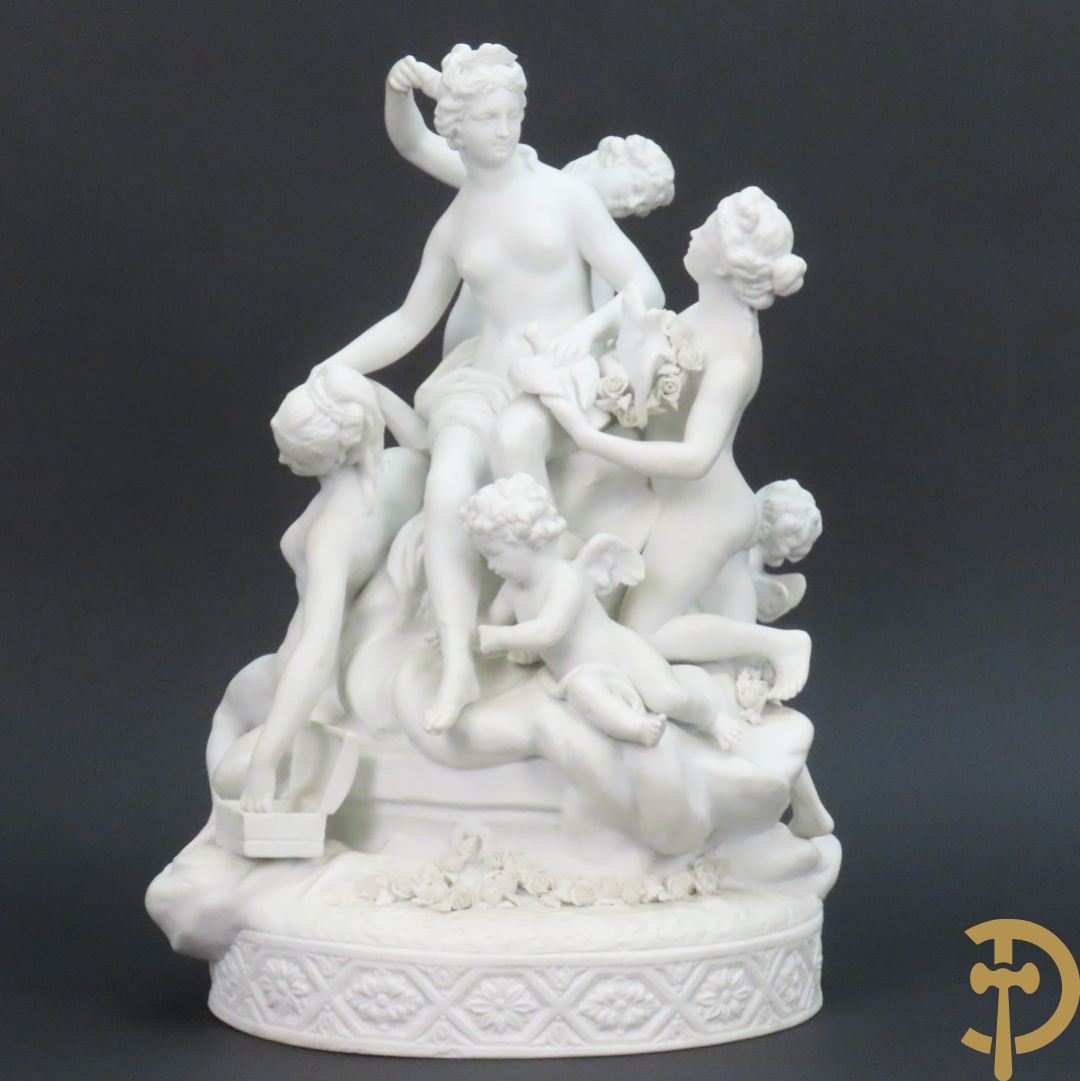 Porseleinen sierbeeld met 4 naakte dames en cupido bezet met bloemenkransen, Sèvres gemerkt