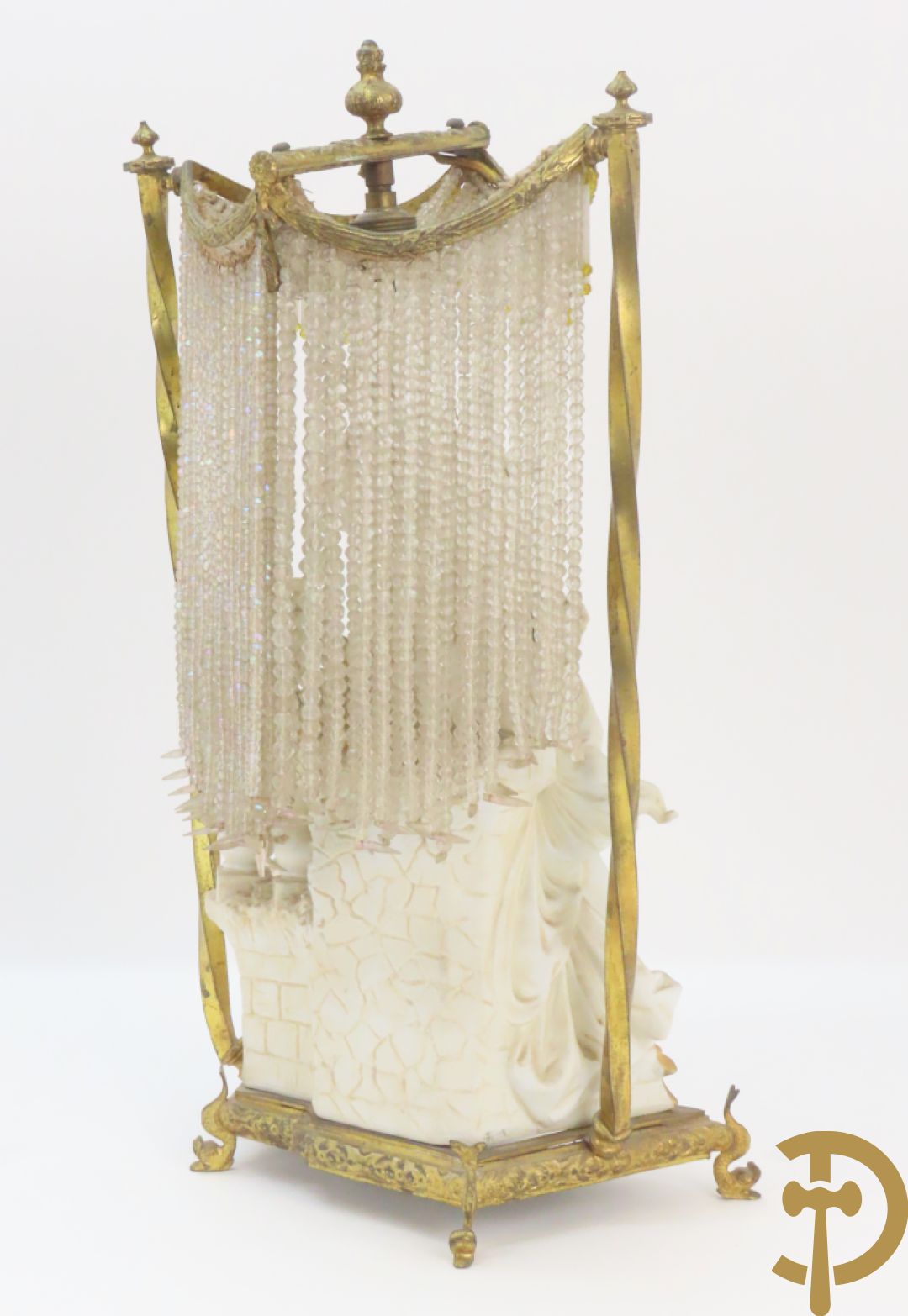 Lieftallig biscuit van romantisch koppel bij amfoor met kleine neergezeten cupido onder koperen baldakijn met kristallen belletjes