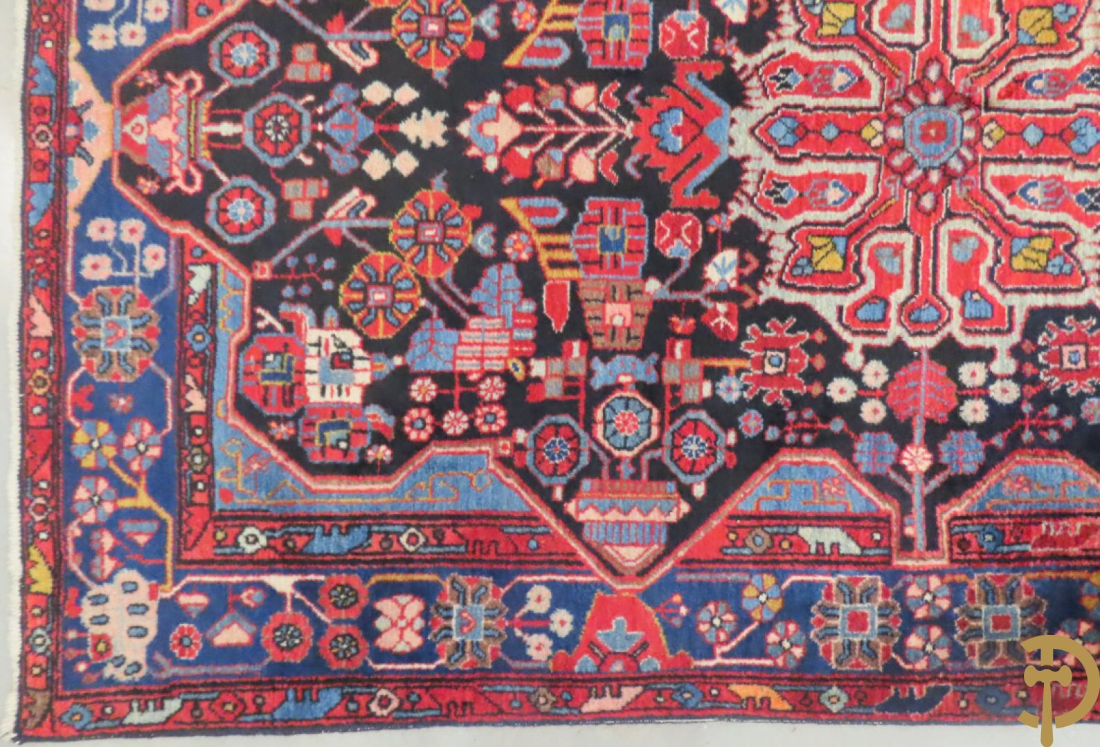 Handgeknoopt oosters tapijt met decor van bloemen in amfoor