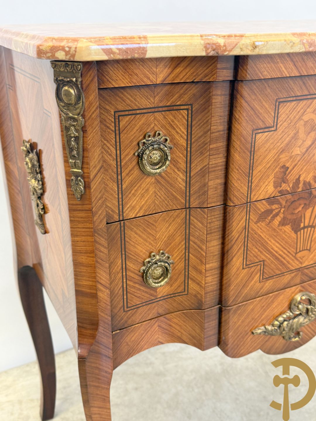 Notelaren tweeladencommode met marquetterie en bronsbeslag en marmeren blad