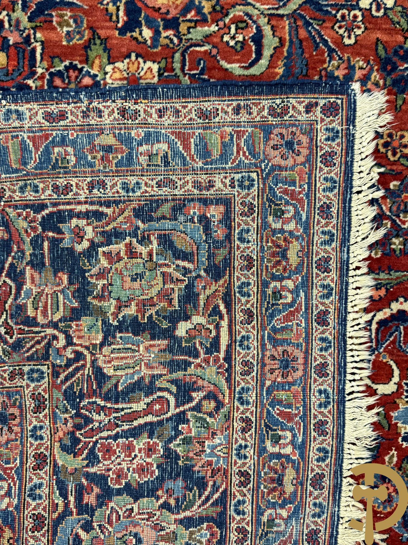 Oosters handgeknoopt tapijt met bloemenmotieven op rode fond