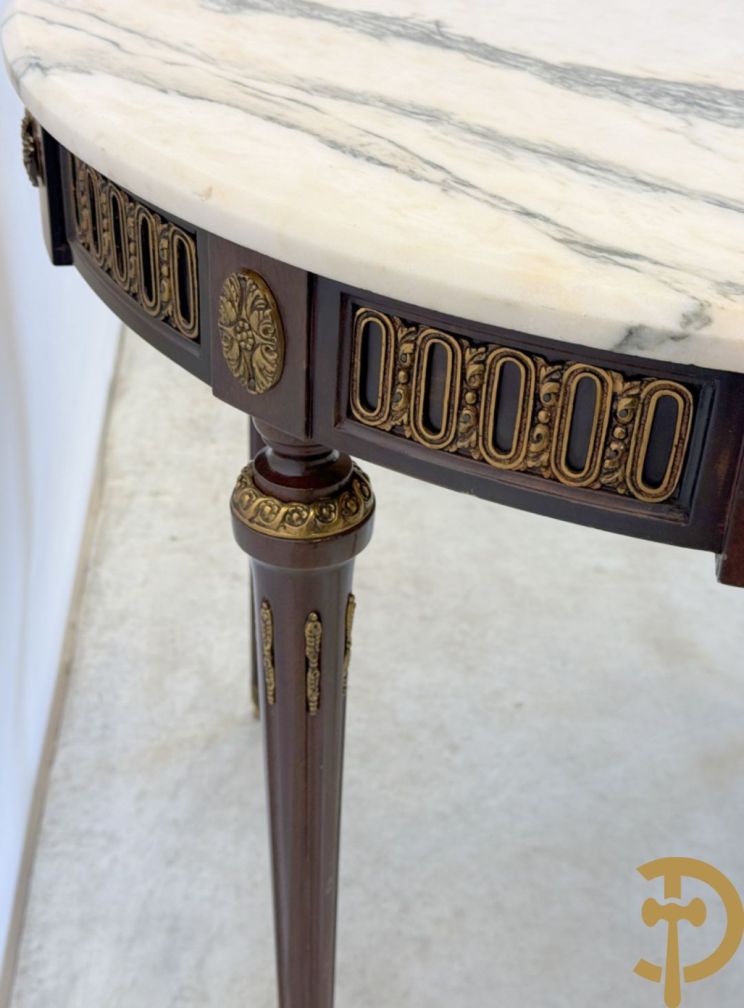 Ronde salontafel met bronsbeslag en marmeren blad op gecanneleerde poten