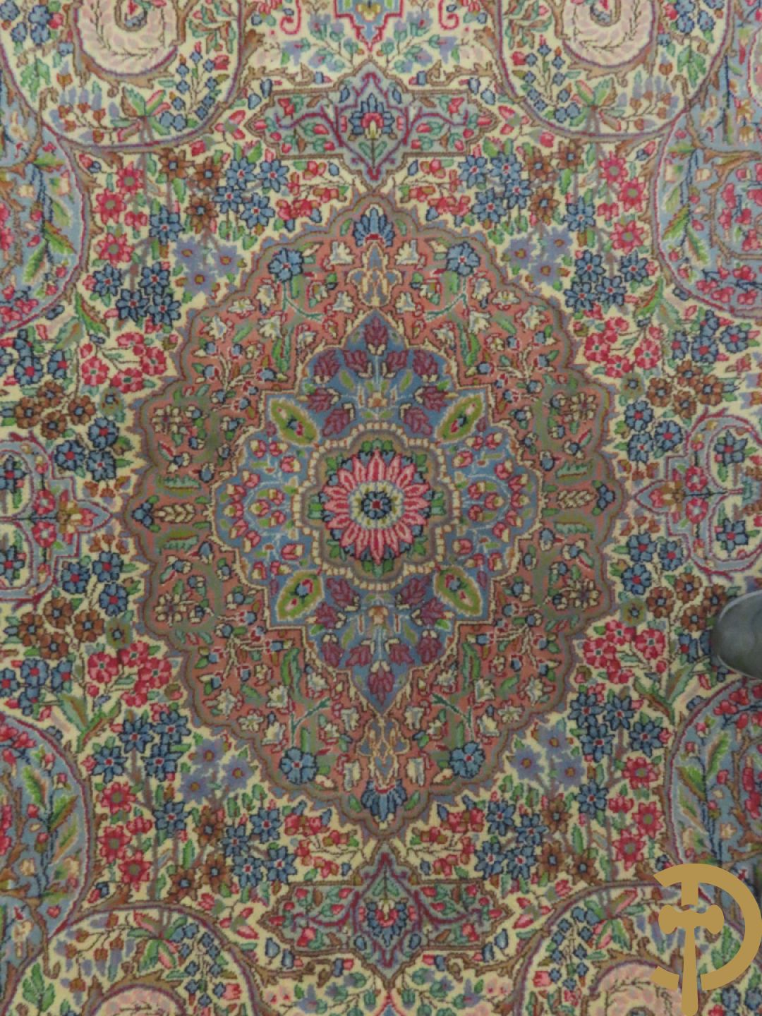 Iranees handgeknoopt tapijt Kirman Lavar met centraal medaillon omgeven door florale motieven
