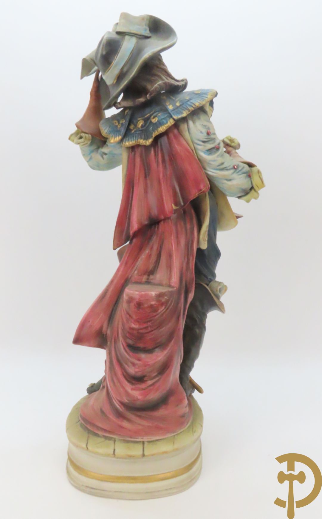 Twee Italiaanse beelden in meerkleurige faience, Cirano de Bergerac