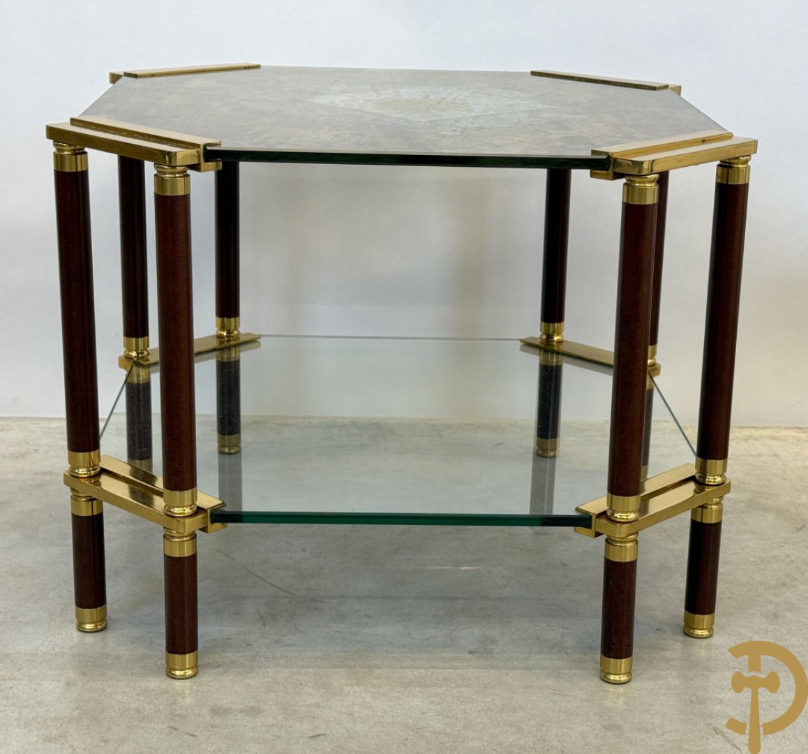 Vintage salontafel met geslepen glazen blad met bladgoud bewerkt op koperen voeten, Meersman Lucas getekend + 2 sidetables met geslepen glazen blad met bladgoud bewerkt op koperen voet, Meersman Lucas getekend + bijhorende lampadaire