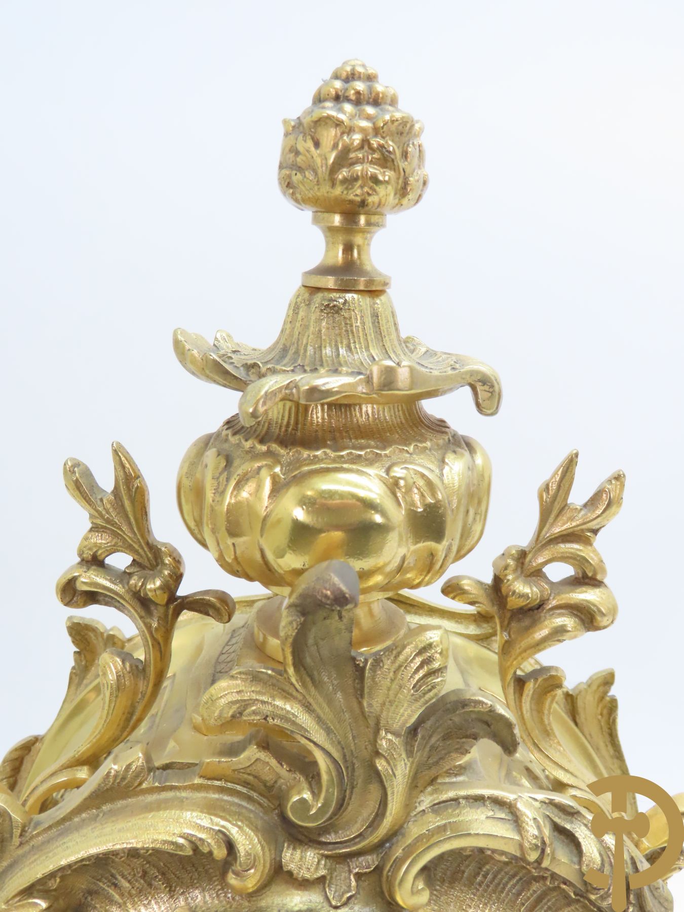 Driedelige bronzen garnituur Louis XV stijl met middenstuk en 2 vijfarmigekandelaars