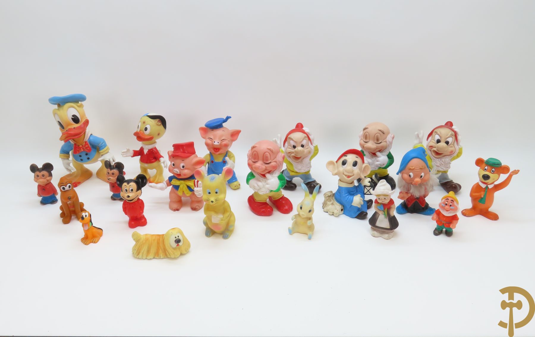 Gummi speelgoedfiguren Walt Disney Productions : 2 biggetjes, Donald Duck 1962, Huey, 3 dwergen + speelgoedfiguren van Rubber Toys : muis en Hollands Boerinnetje + beertje van Hanna Barbera 1965