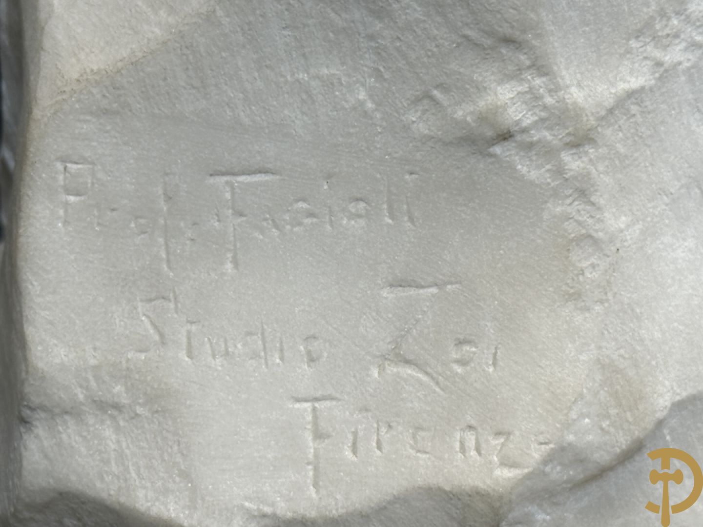 Prof. Fagioli Firenze getekend : Witte marmersculptuur van zittende dame met ontblote boezem met muziekinstrument