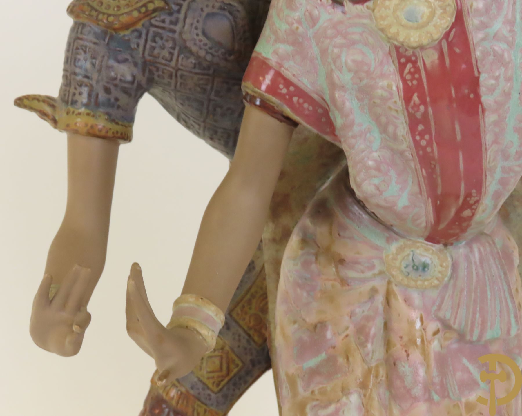 Thaise danseres met jongeman in keramiek, onderaan gemerkt Lladro