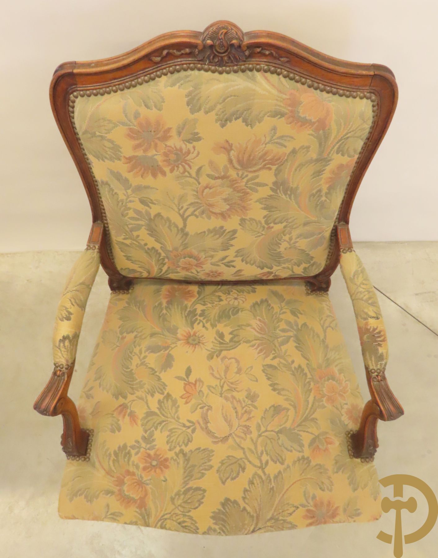 Paar Louis XV armzetels met rocailles, voluutvormige poten en armleuningen