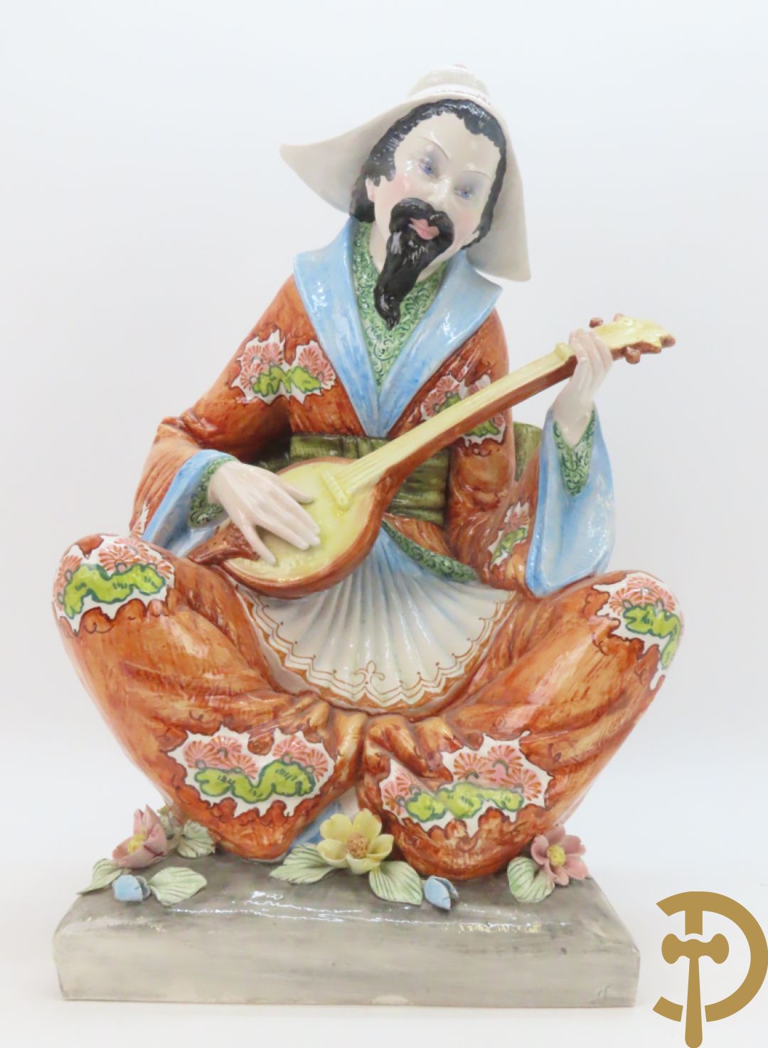 Twee Italiaanse beelden van oosterse dame met bloemen, getekend achteraan Polouioto en oosterse man met snaarinstrument in meerkleurige faience