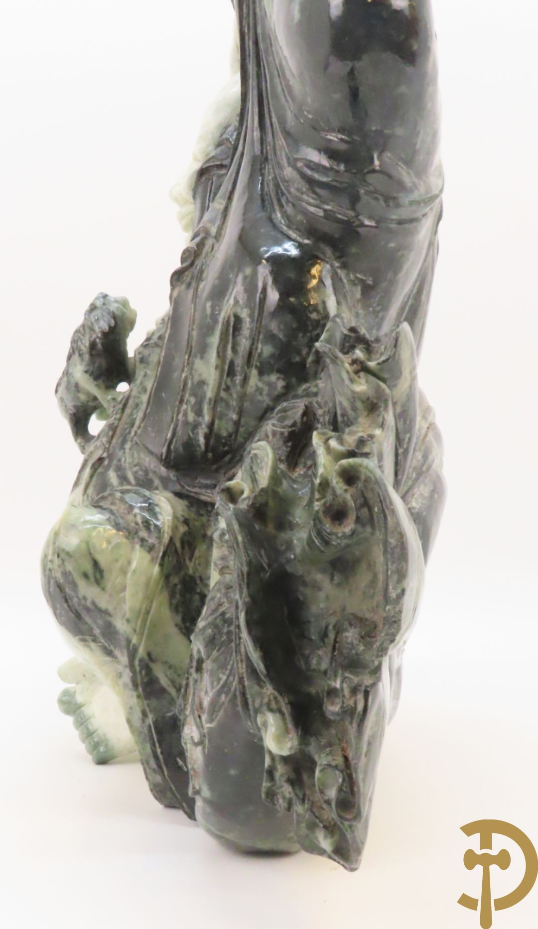 Zittende lachende boedha met kralenkrans en fo hond in gesculpteerde tweekleurige nefriet