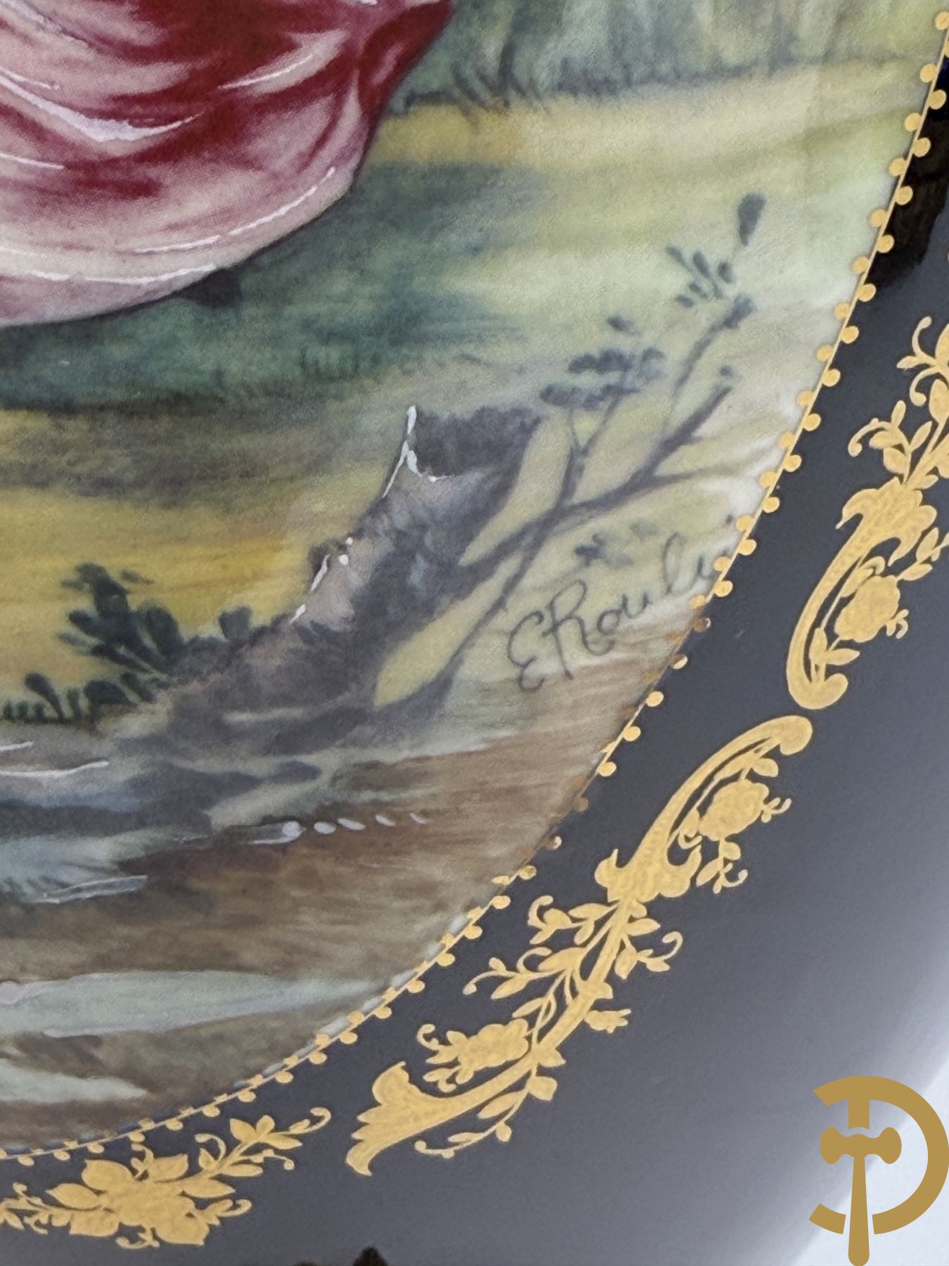 Paar Sèvres stijlvazen met geanimeerd romantisch decor, zijdelings bezet met bronzen medusahoofden, Rouly getekend