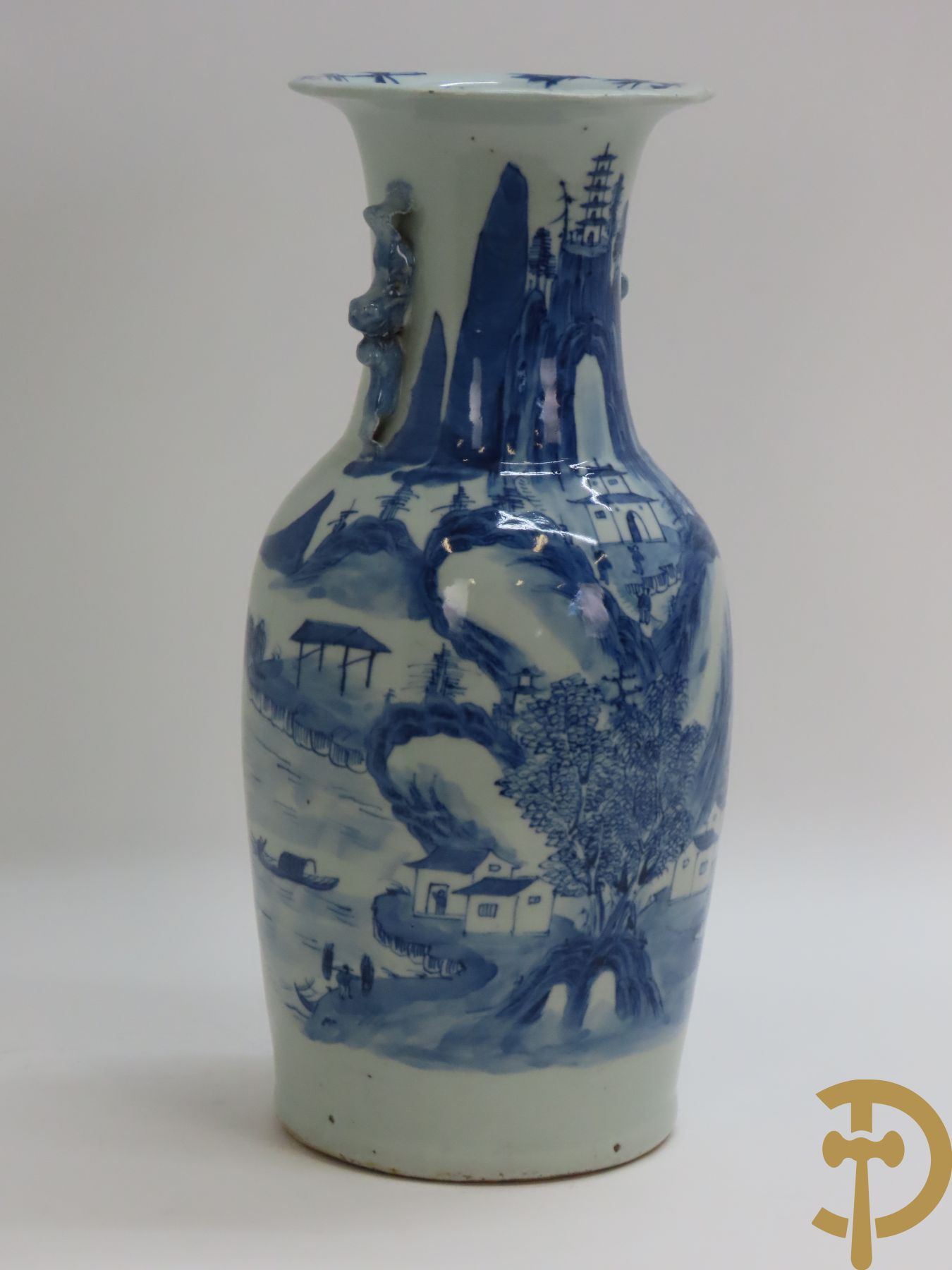 Chinese porseleinen vaas met geanimeerd blauw/wit landschapsdecor en huizenzicht