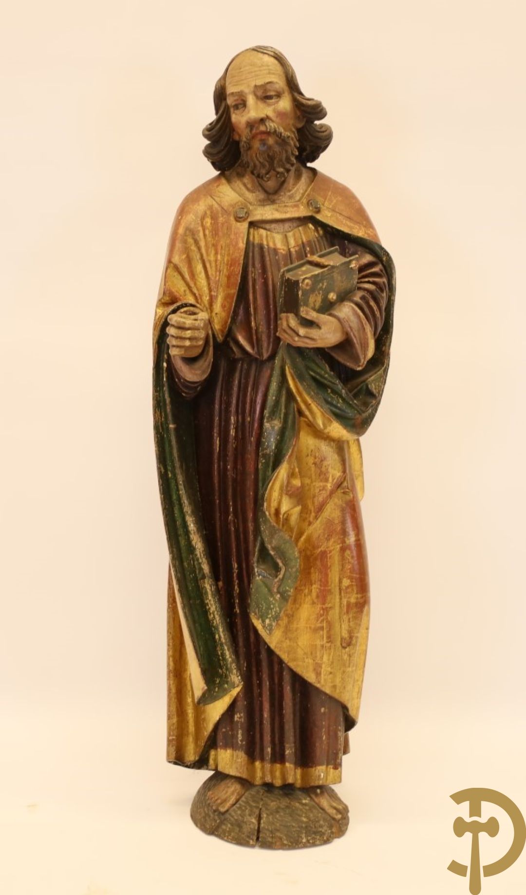 Antieke mooi gepolychromeerde houtsculptuur van een evangelist met boek, 17e - Hoogte 136 cm. (stukje pink af van rechterhand)