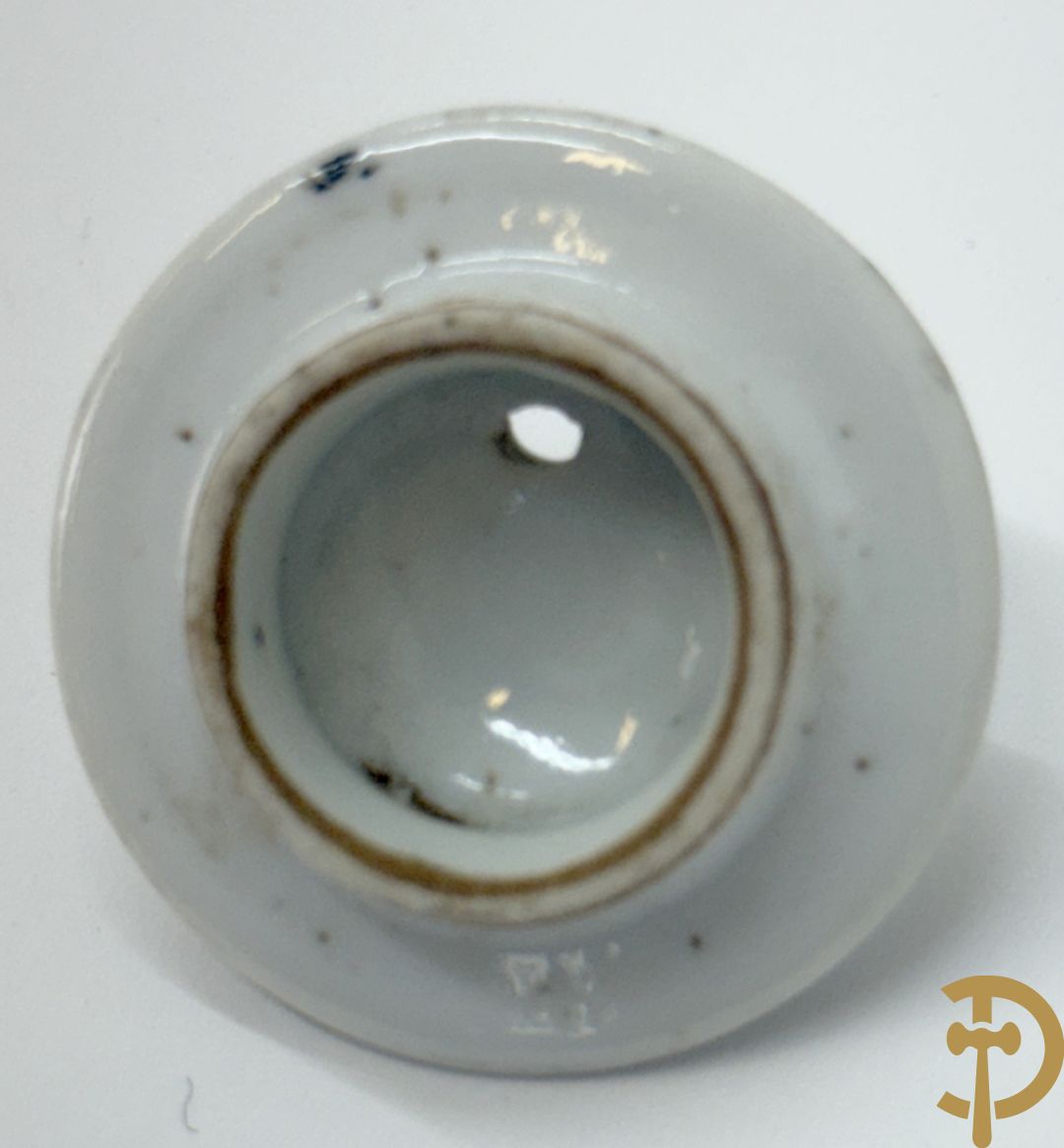 Chinees porseleinen theekannetje met landschapsdecor, vooraan en achteraan Chinese tekens, Republieks periode + kleine Kanton theekan