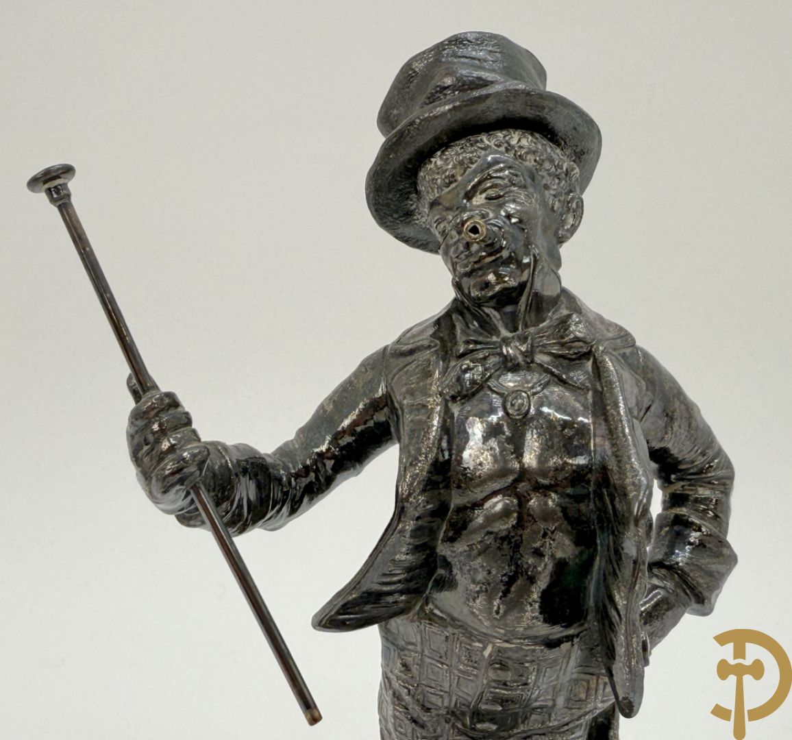 Ongetekend verzilverd metalen beeldje van circusdirecteur met afneembare hoed