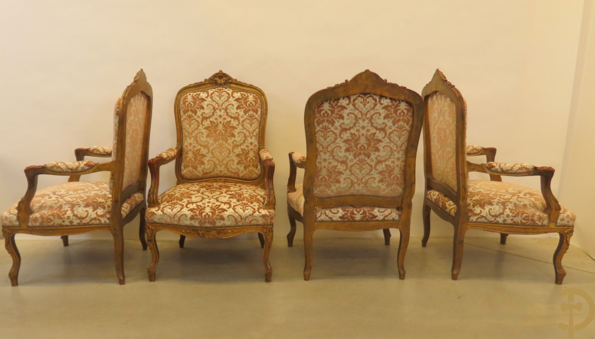Vijfdelig verguld Louis XV salonensemble bestaande uit canapé en 4 fauteuils - met mooie accanthusranken en bloemensculptuur