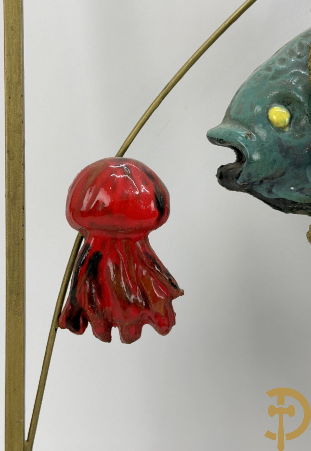 Smeedijzeren decoratief basrelief met keramieken vissen