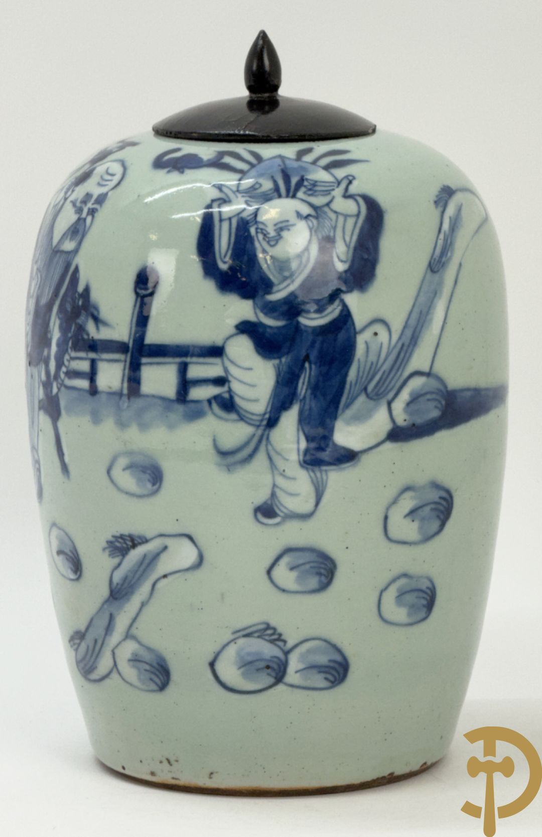 Chinese blauw/wit dekselpotiche met wijsgeer en dansende personages