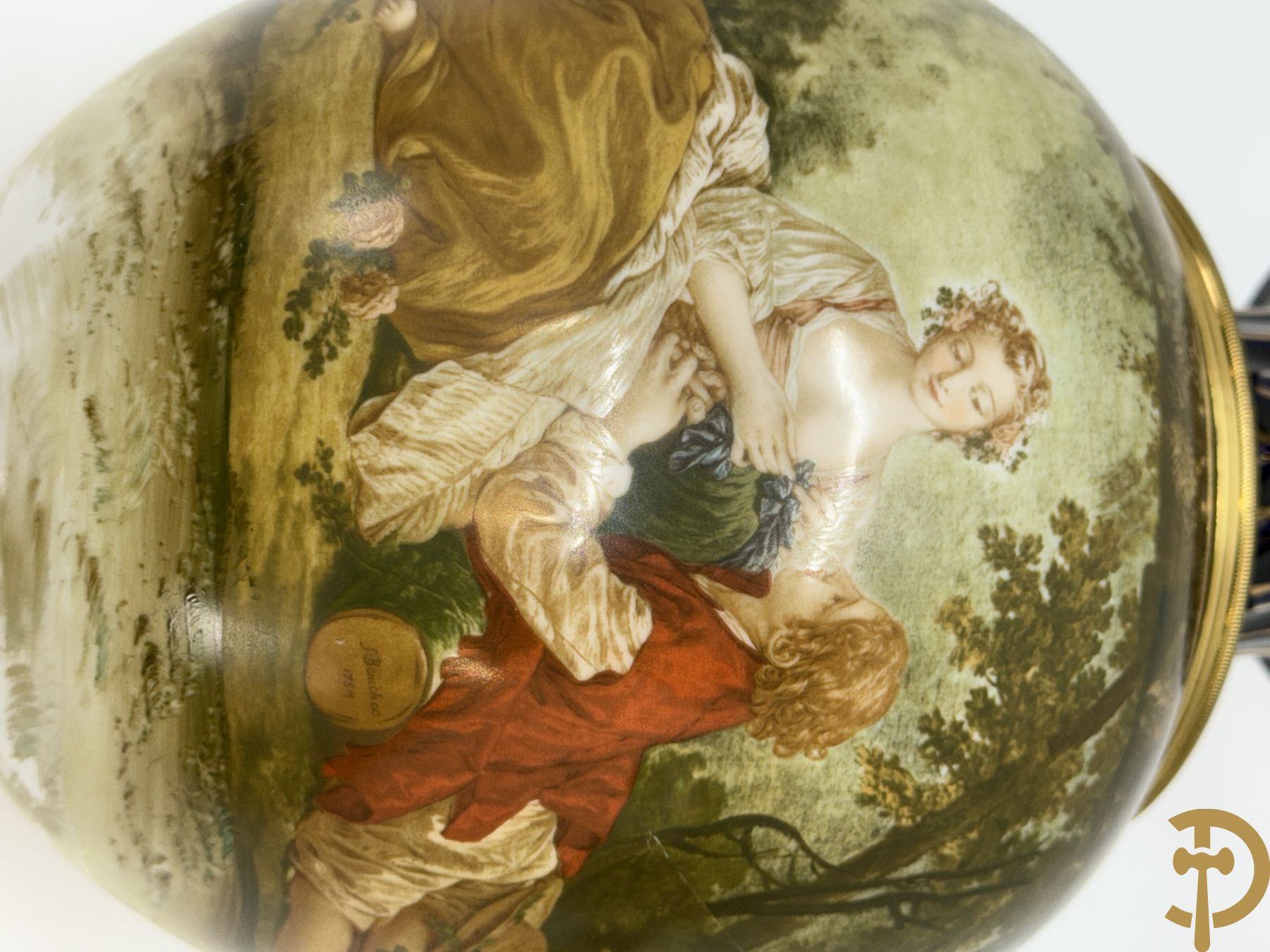 Paar Sèvres stijl vazen met bedrukt geanimeerd decor, naar Boucher