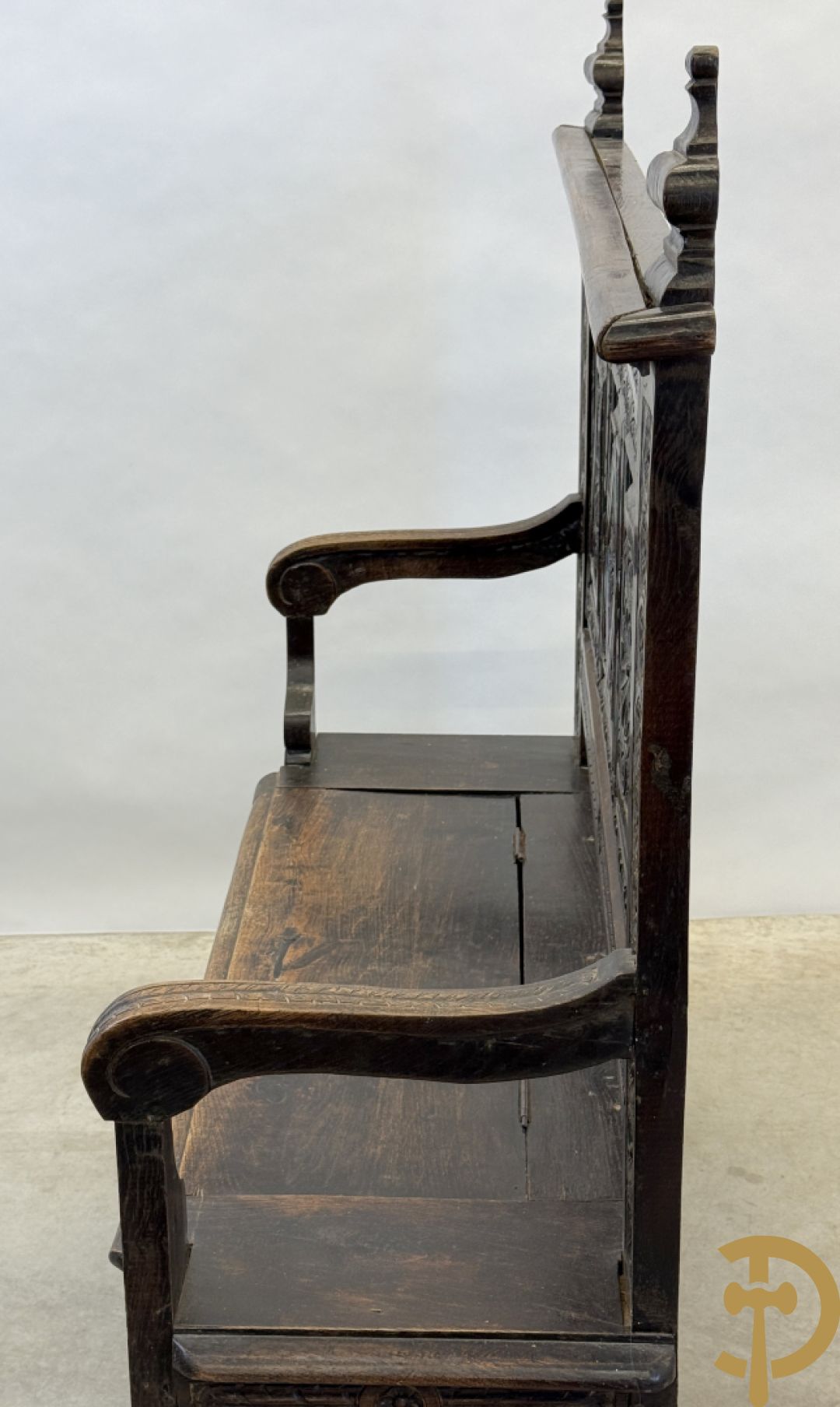 Massief eiken Engelse hall bank met gesculpteerde motieven