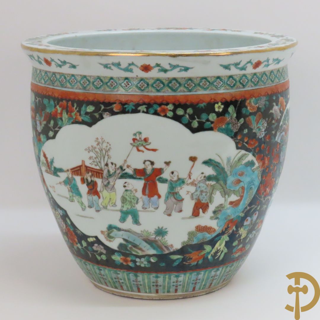 Chinese porseleinen cachepot met geanimeerd decor op zwarte fond met bloemen