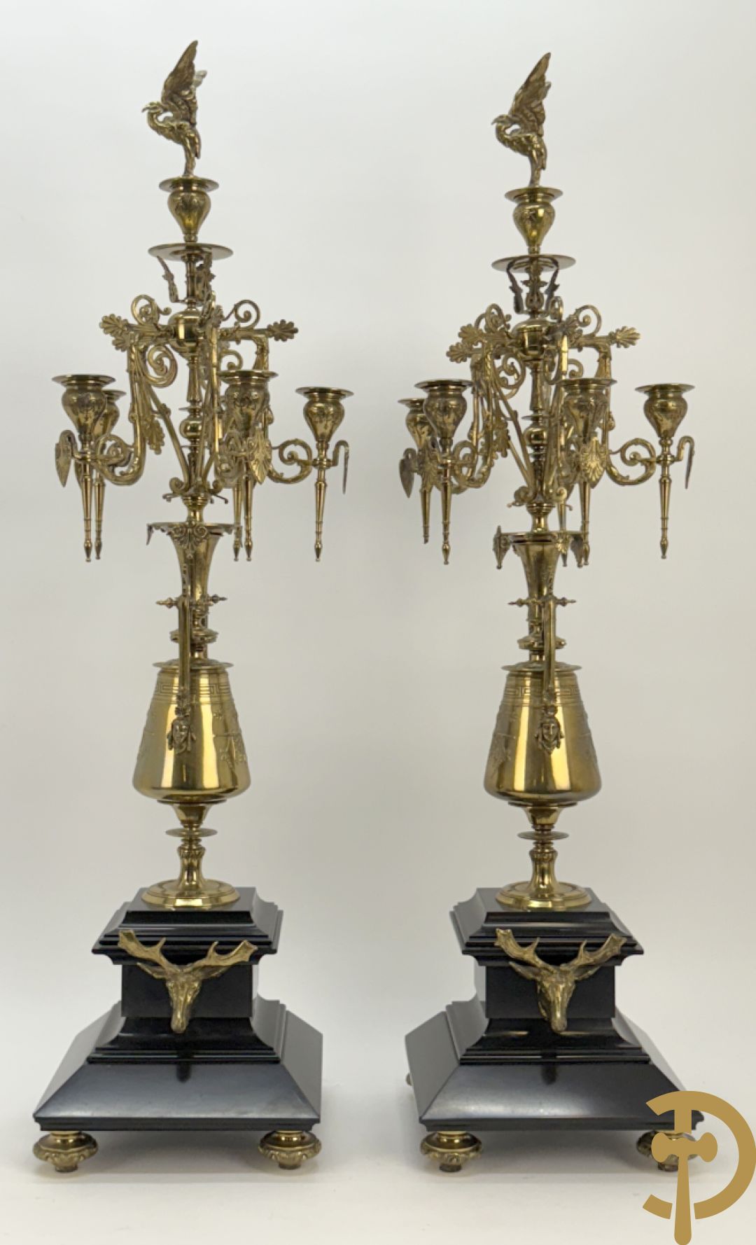 Zwart marmeren garnituur Napoleon III bestaande uit paar bronzen vuurrvergulde vijfarmige kandelaars bezet met vogels op zwarte marmeren basis met hertenkoppen + zwart marmeren middenstuk met klok bezet met hertenkoppen (zonder beeld)