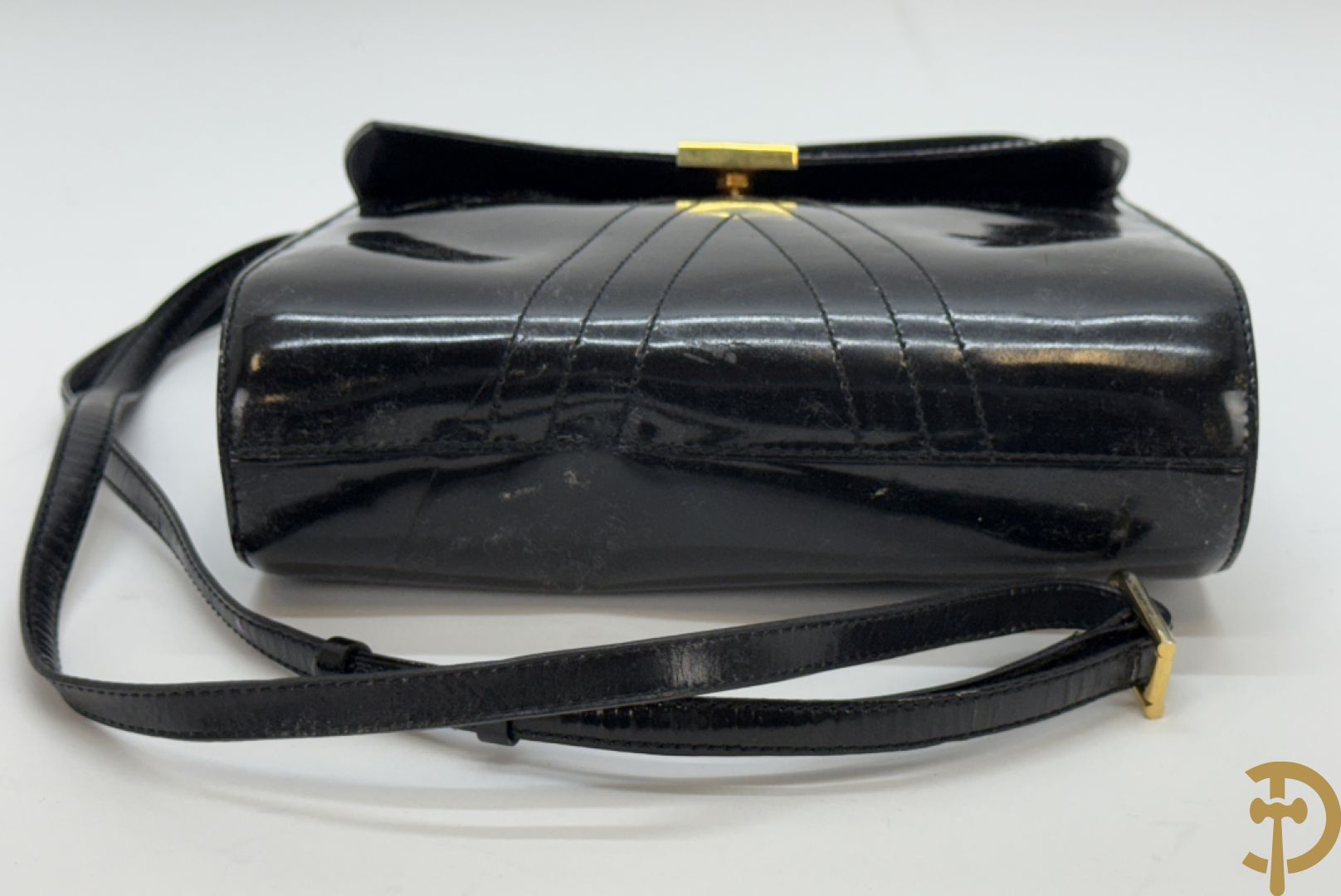 Blauwe lederen vintage Delvaux handtas + gelakte zwart lederen vintage Delvaux handtas met zak