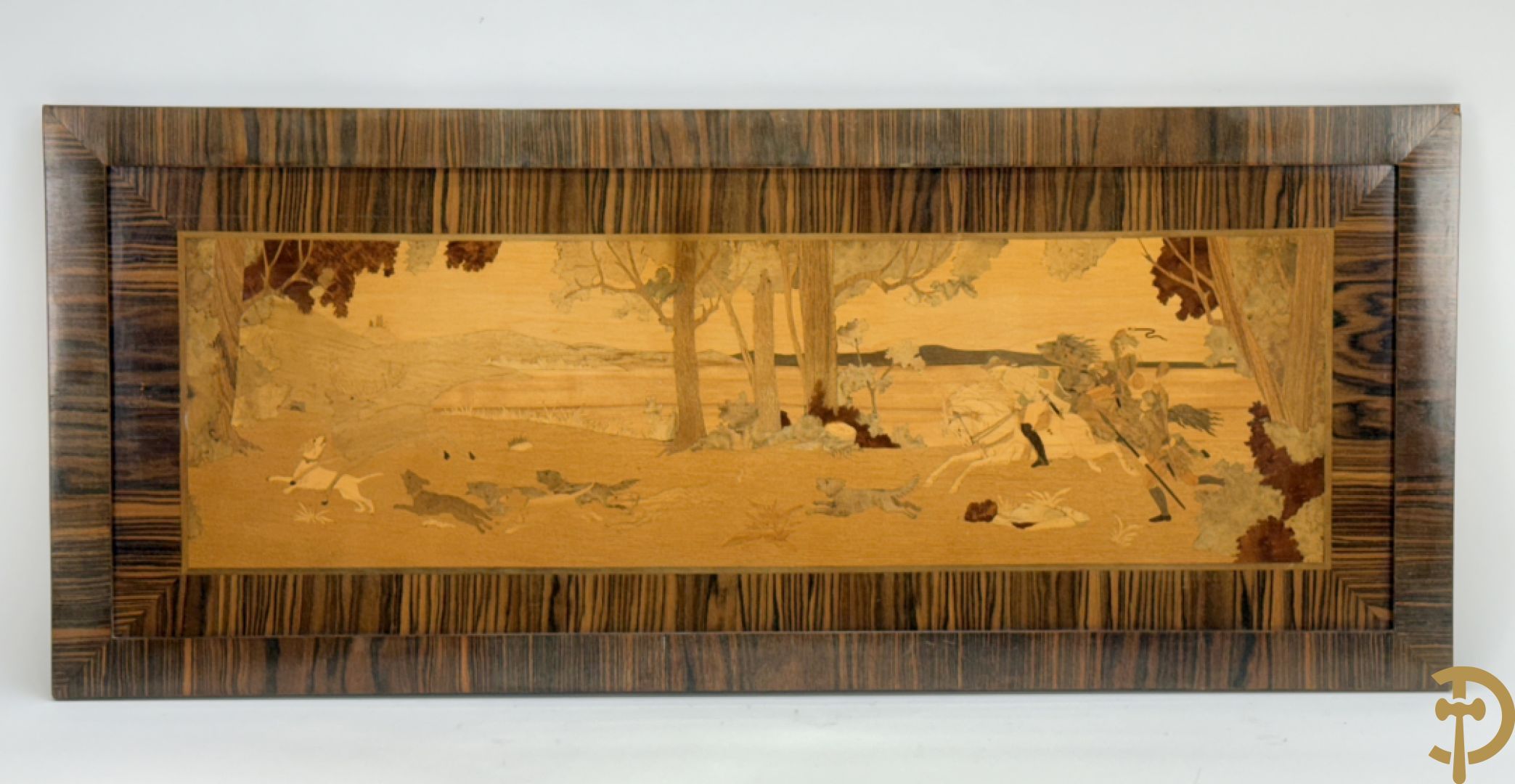 Gemarketteerde jachtscène met honden en paarden in houtsnijwerk