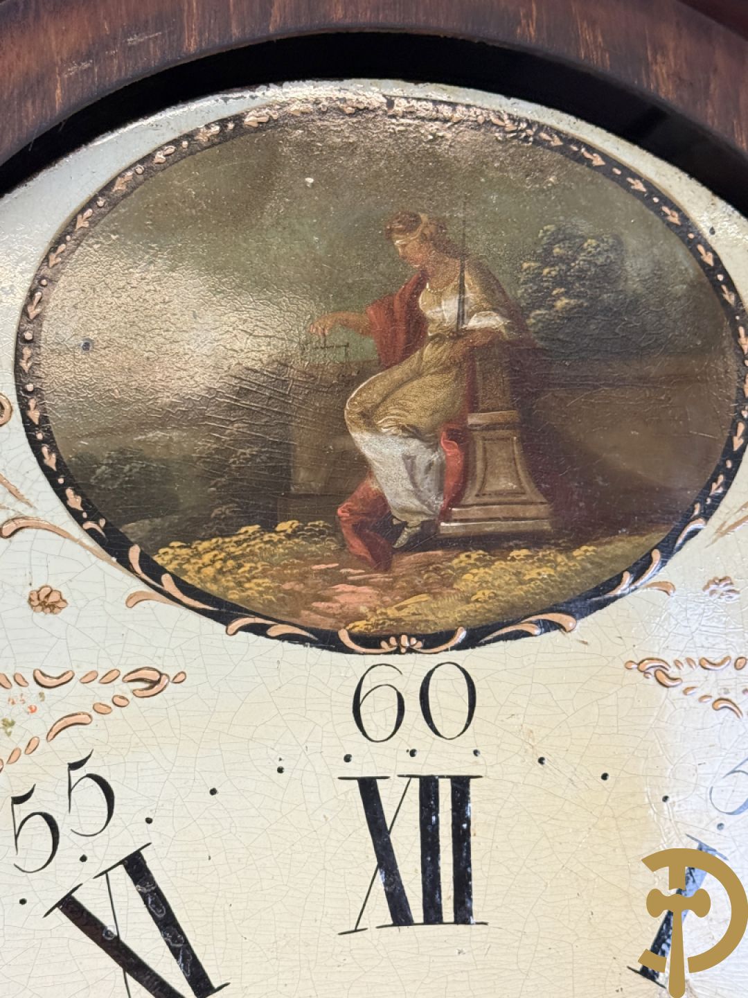 Engelse staande grootvadersklok met handbeschilderd tafereel in de wijzerplaat