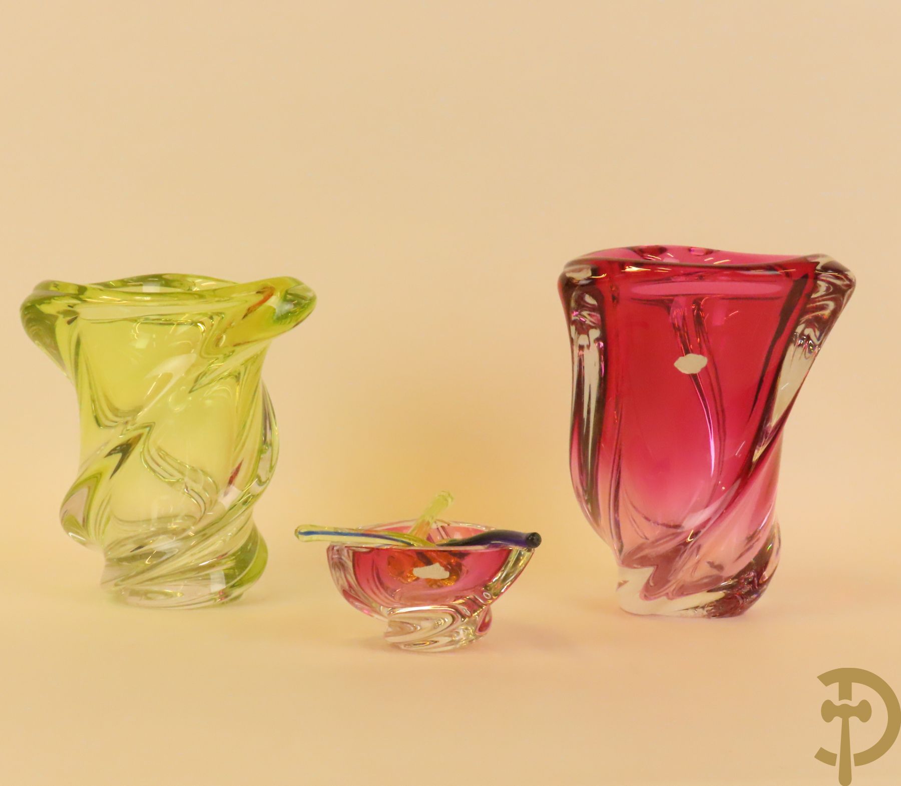 Twee getorste gekleurde Val-Saint-Lambert vazen, jaren '50 + asbak