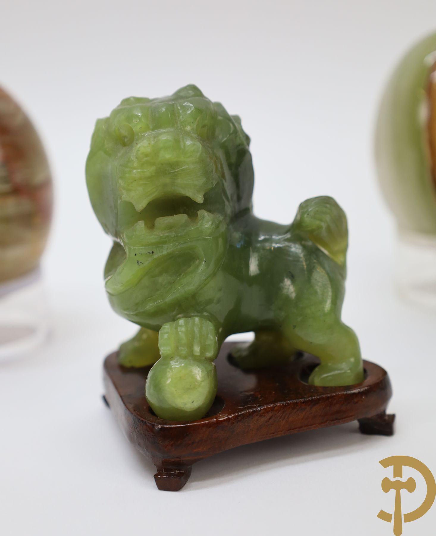 Handgesculpteerd Chinees jade beeld van geisha omgeven door kinderen en man op hert + bloemsculptuur in jade + jade vogel (staart weg) + fo hond + paar meisjes in jade (hand af)  +paardje + 3 onix eieren