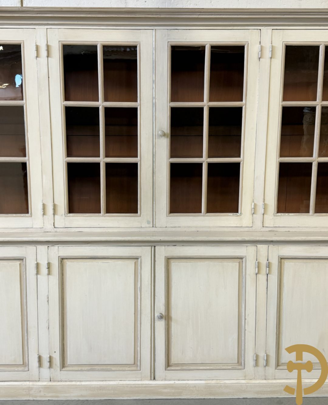 Beschilderde vitrine / buffet met 6 beglaasde deuren bonvenaan en 6 gesloten deuren onderaan