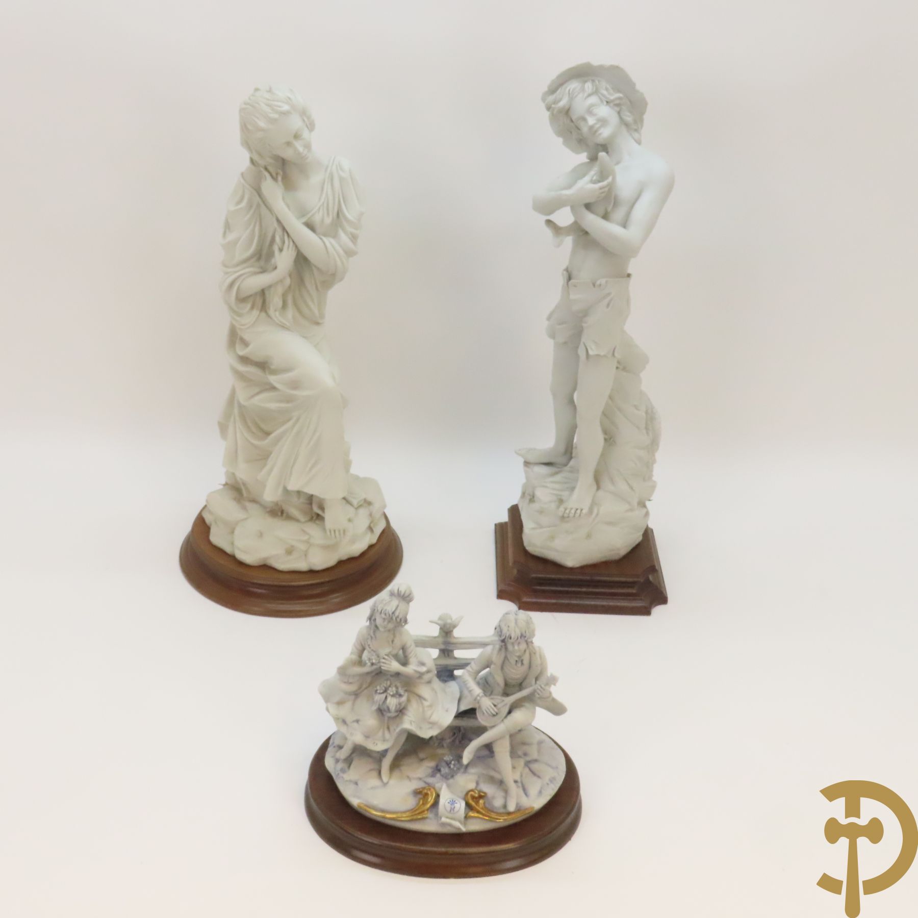 Drie beelden in Capo di Monte porselein : dame met lang haar, jongeman met vis en koppel op bank