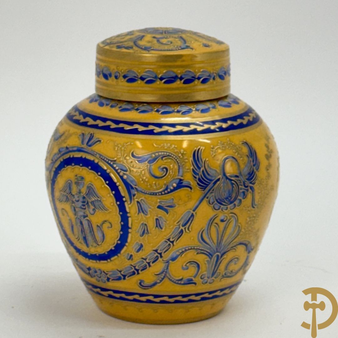 Porseleinen Empire dekselvaasje met blauw en verguld decor op gele fond, onderaan gemerkt M.Imp. le de Sèvres (Manufacture Imperial de Sèvres)