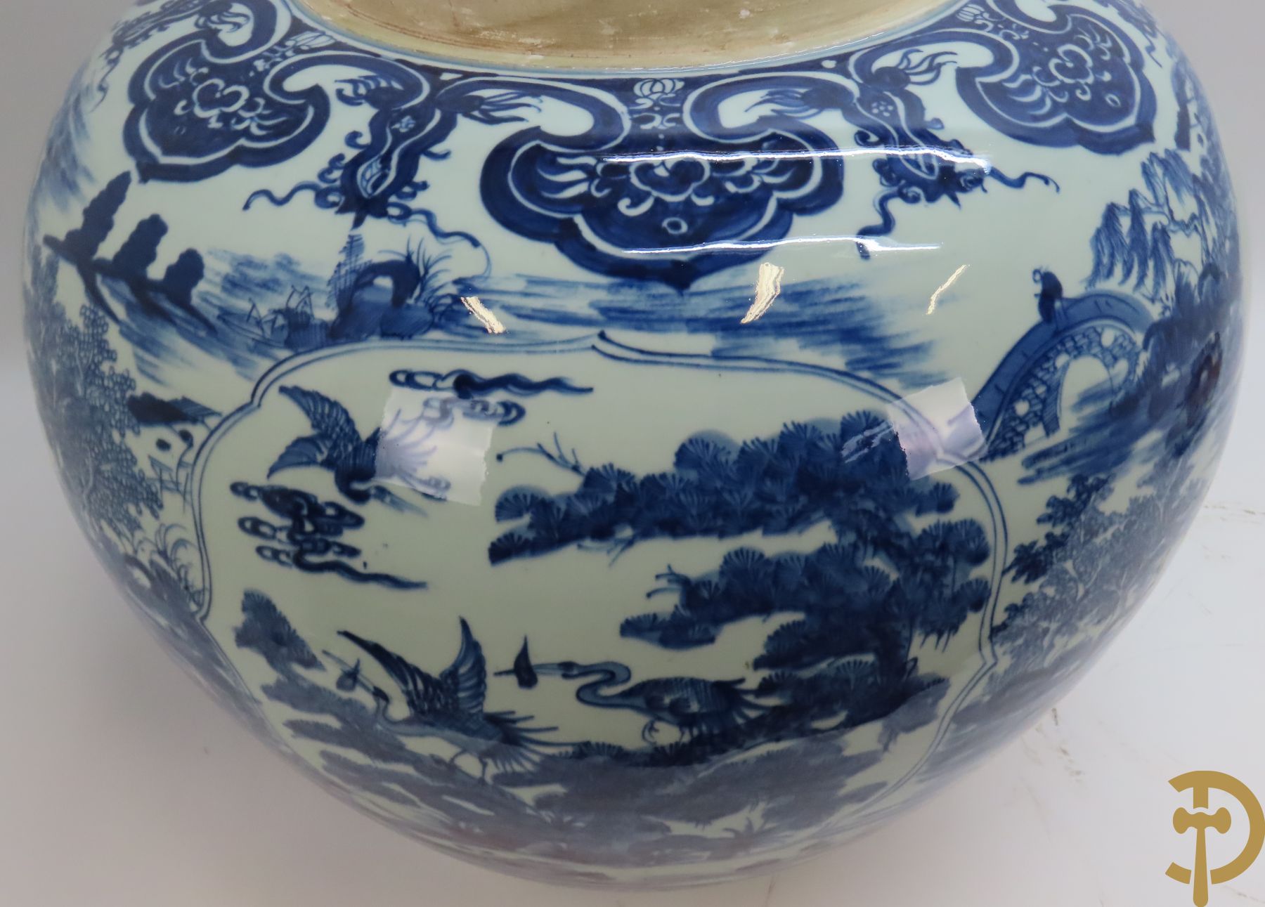 Chinese porseleinen dekselpotiche met blauw/wit landschapsdecor en cartouches van bloemen en vogels