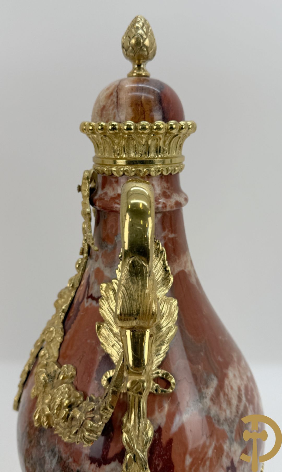 Paar marmeren cassolettes met zwanehalzen en guirlandes