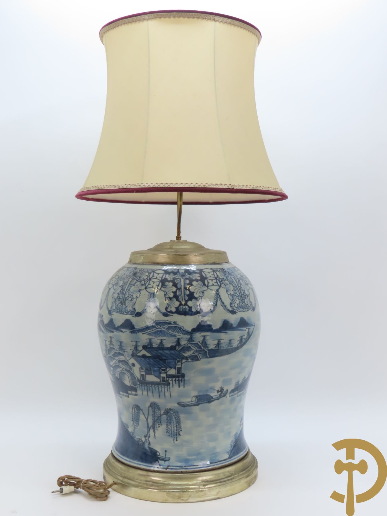 Chinese porseleinen potiche omgebouwd als lampadaire met geanimeerd landschapsdecor