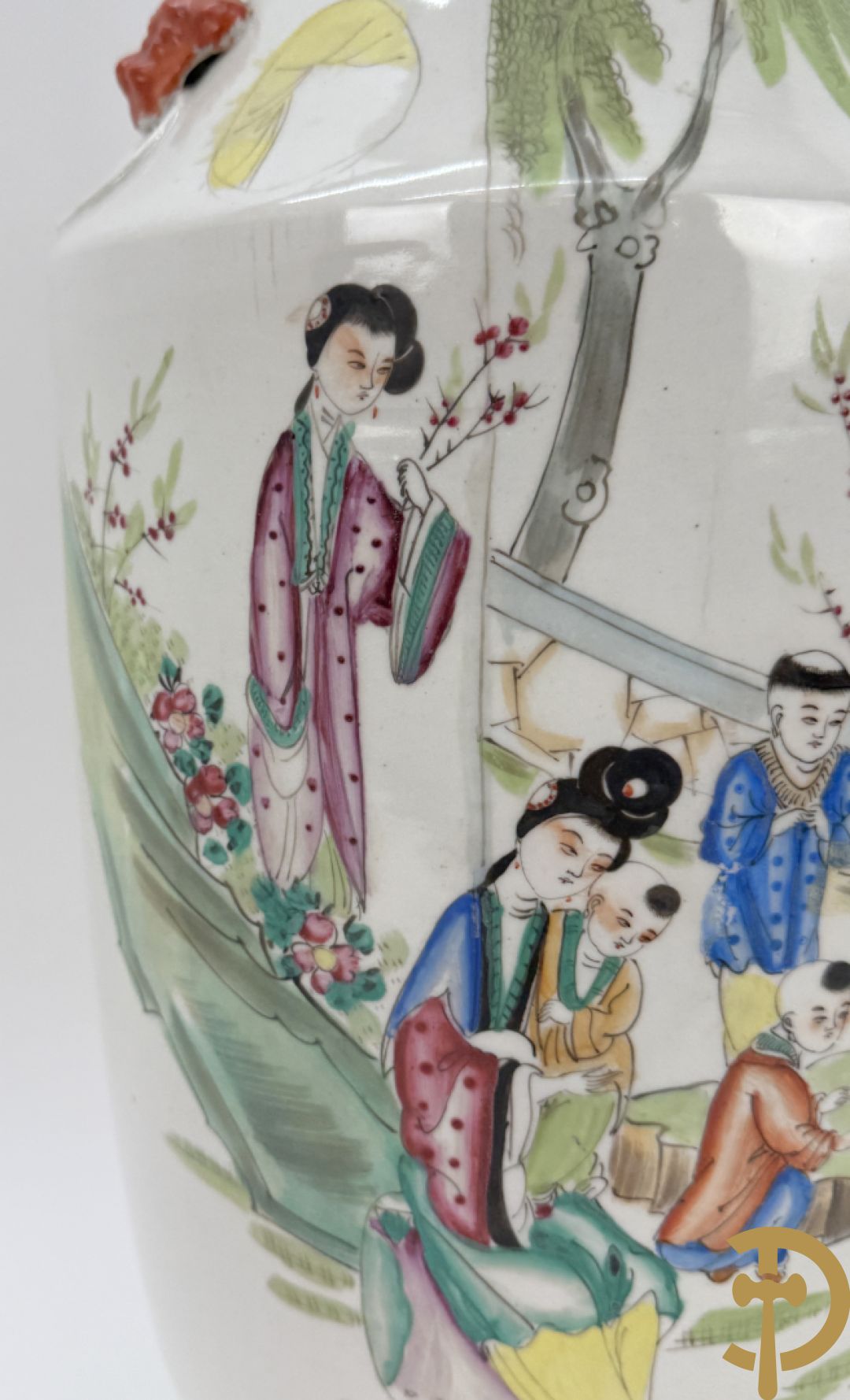 Twee rolvazen met bloemen- en vogeldecor + dekselpotiche met vogeldecor + Chinese vaas met decor van dames en kinderen