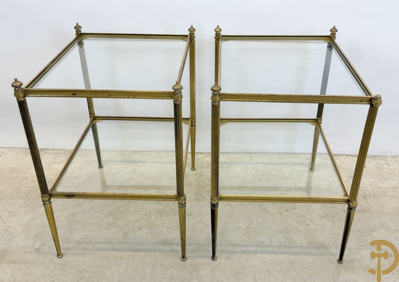Paar koperen bout de canapé bijzettafels + koperen étagèretafel met gefumeerd glas